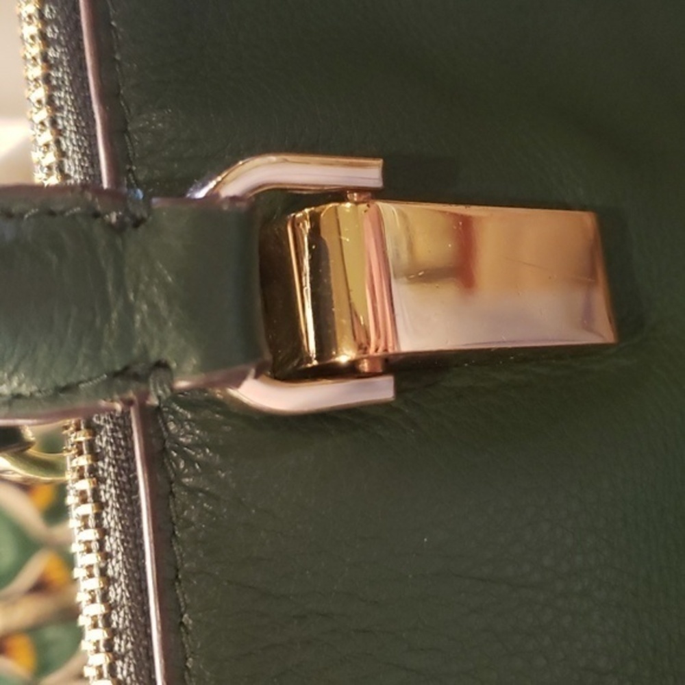 VINCE CAMUTO GREEN Leather Gold Zipper Trim Hardware‎ Purse Crossbody Strap - Picture 8 of 9